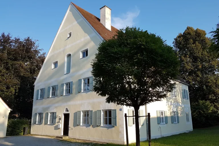 Pfarrhof Iffeldorf neben dem Pfarrzentrum